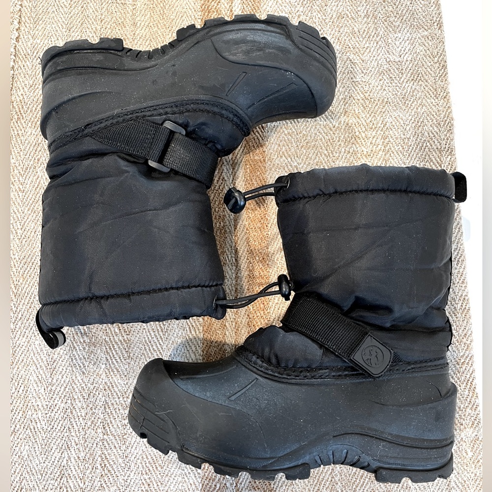 Northside boys pull on snow boot